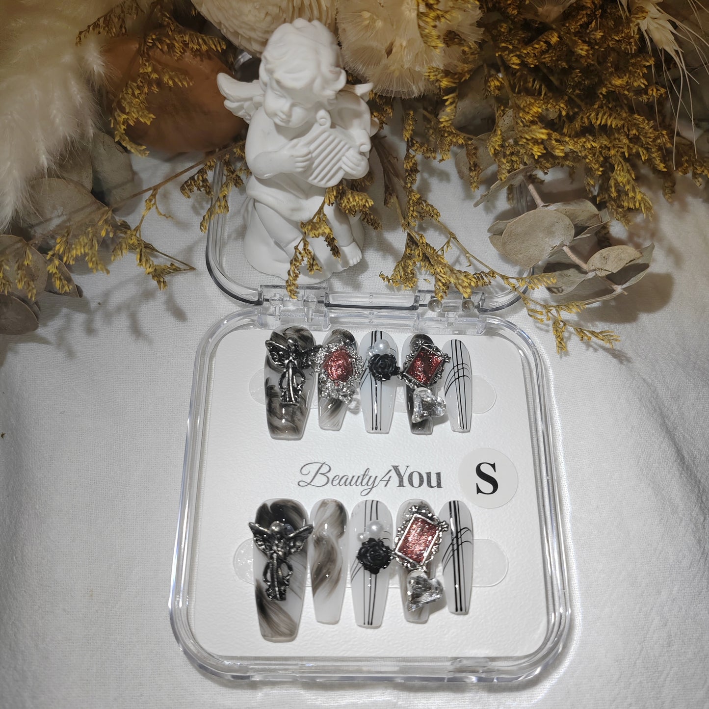 Gothic Charm H0095